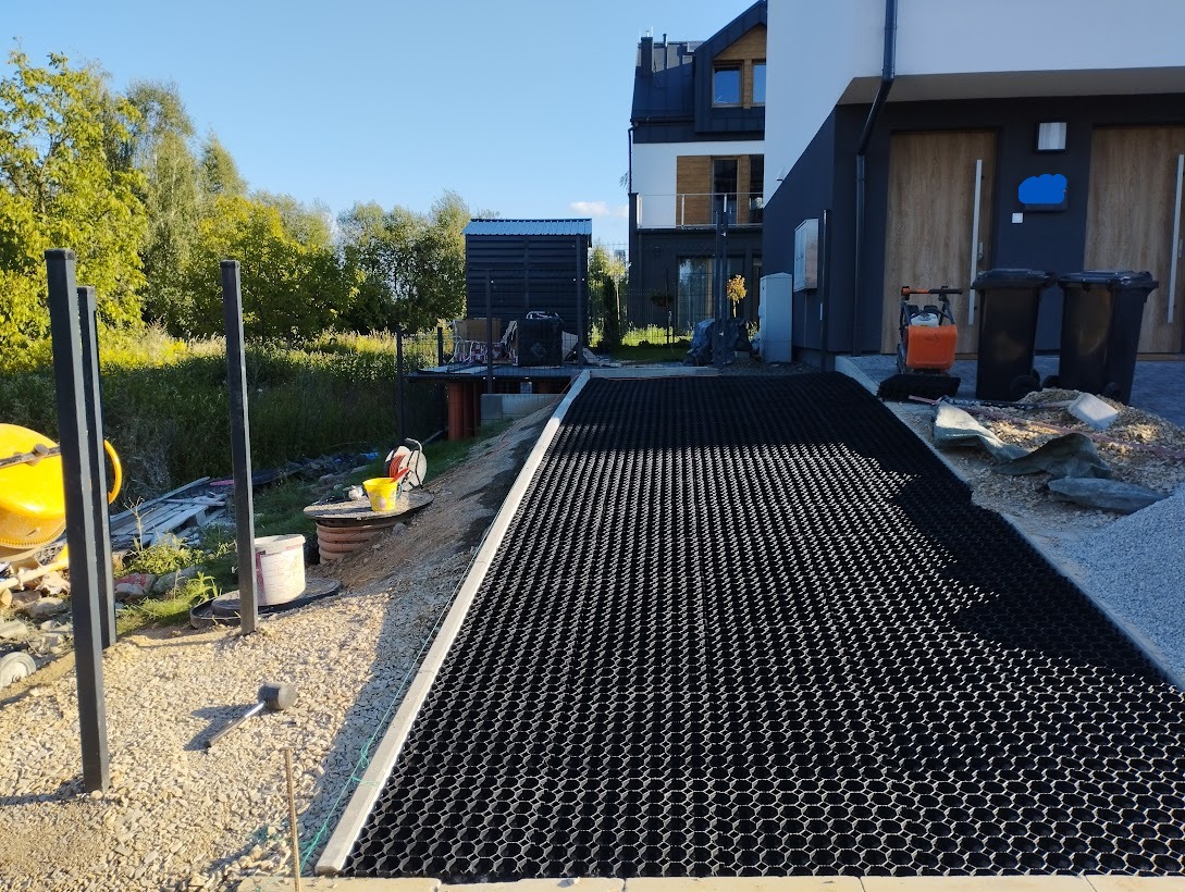 Budowa podniesionych rabat i instalacja nawadniania – Świątniki Górne